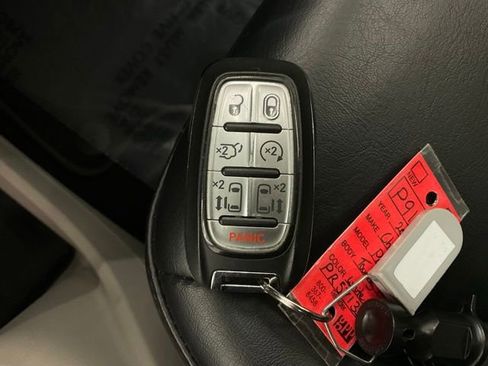 Used 2023 Chrysler Pacifica Touring-L FWD image 27