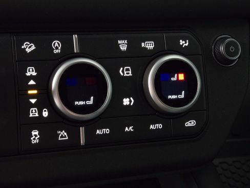 New 2025 Land Rover Defender 90 X-Dynamic SE image 32