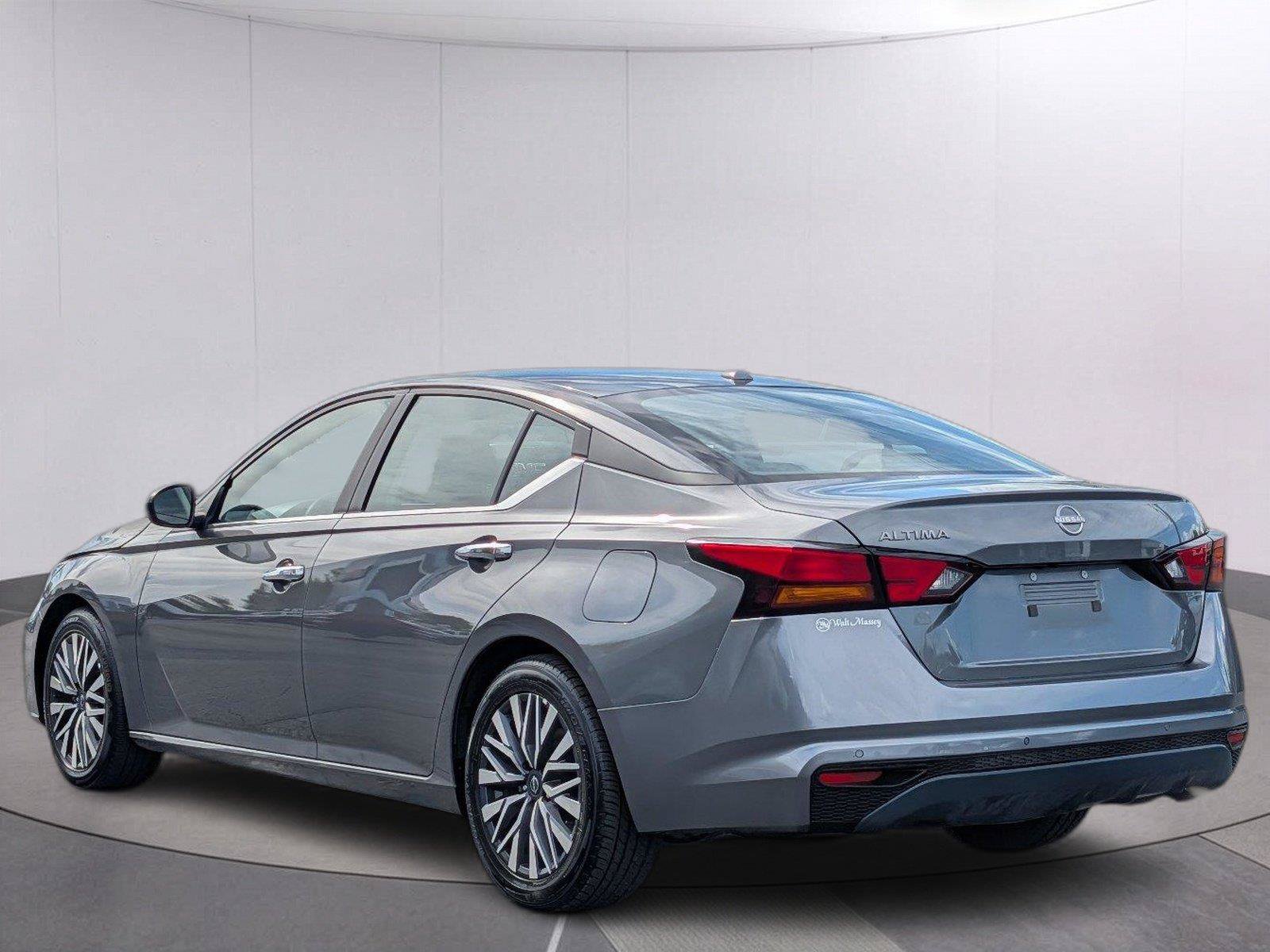 Used 2025 Nissan Altima 2.5 SV FWD image 3