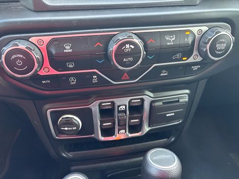 Used 2023 Jeep Gladiator Overland AWD/4WD image 32