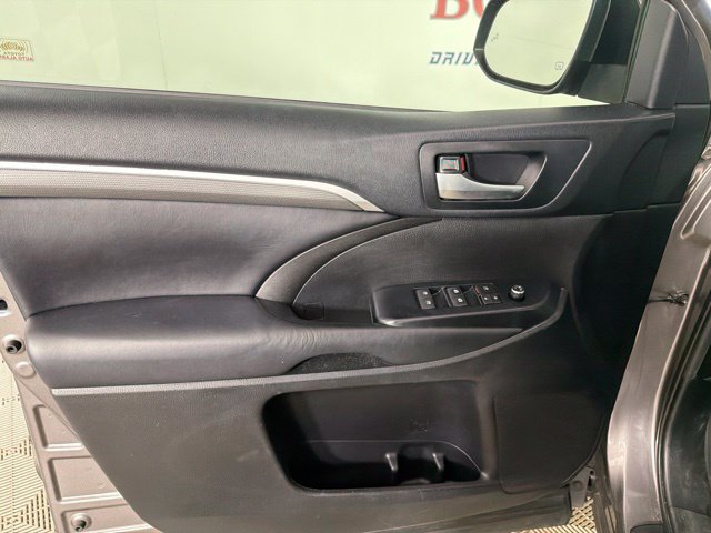 Used 2019 Toyota Highlander SE FWD image 20
