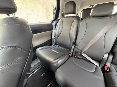 Used 2026 Kia Carnival FWD image 38