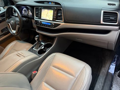 Used 2015 Toyota Highlander XLE AWD/4WD image 17