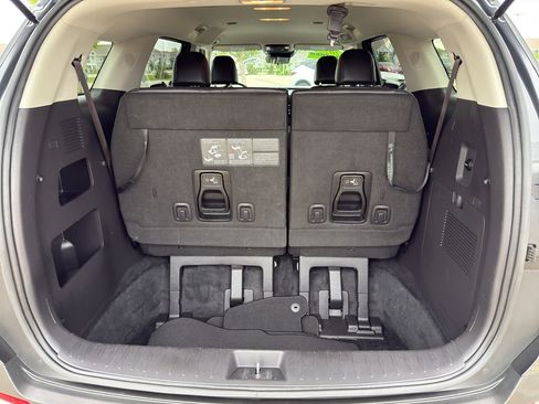 Used 2025 Kia Carnival FWD image 33