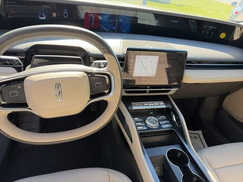 Used 2025 Lincoln Nautilus Premier image 12