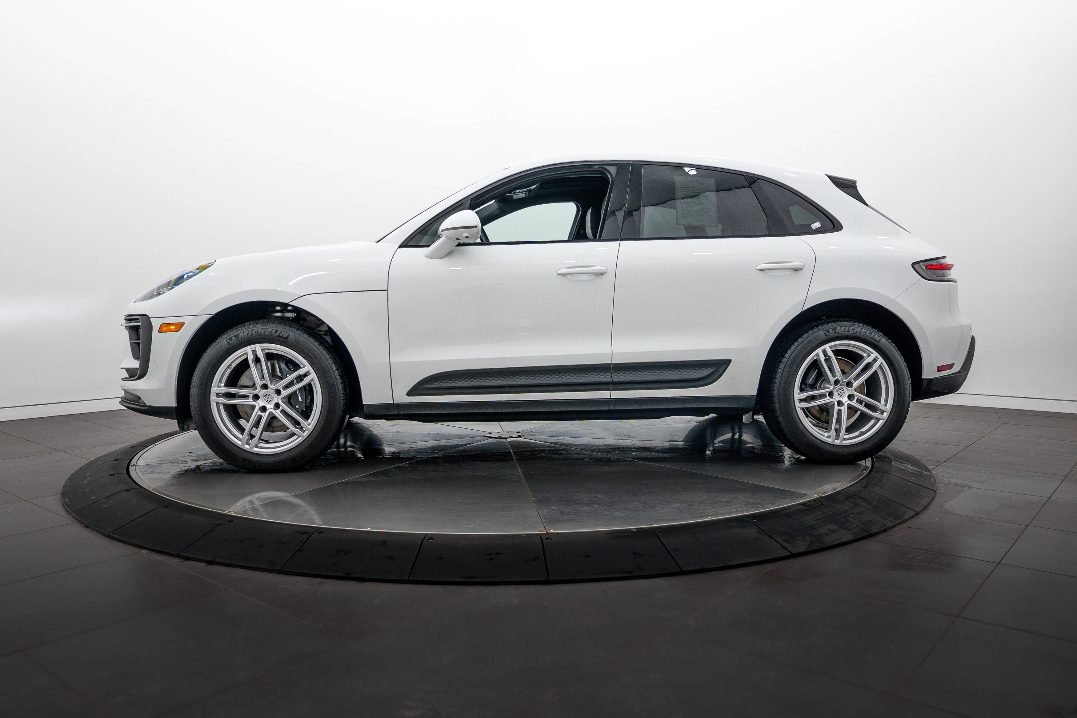 Certified 2026 Porsche Macan AWD/4WD image 2