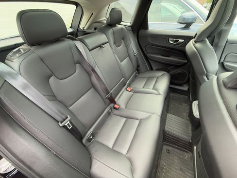 Certified 2022 Volvo XC60 B5 Momentum w/ Climate Package image 28