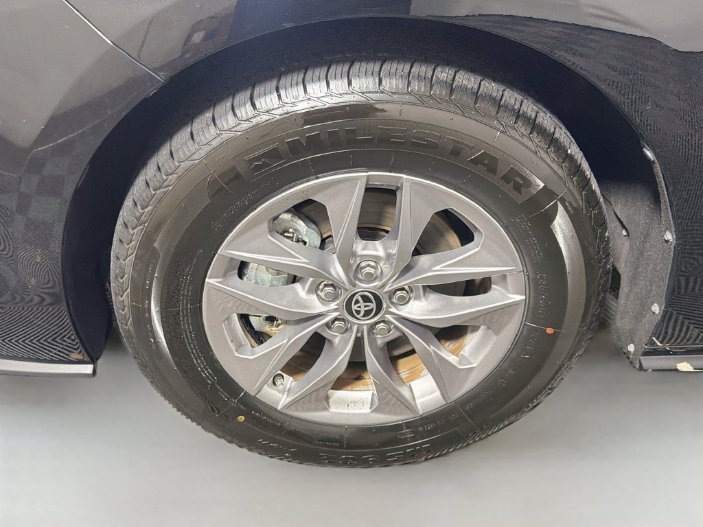 Used 2025 Toyota Sienna XLE FWD image 11