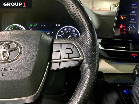 Certified 2022 Toyota Sienna Limited image 24