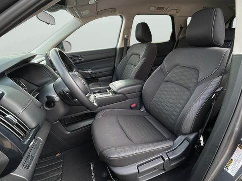 Used 2025 Nissan Pathfinder S FWD image 14