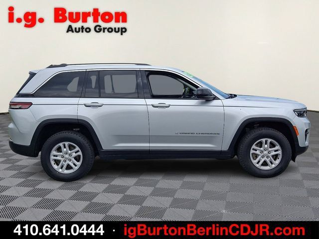 Used 2023 Jeep Grand Cherokee Laredo RWD image 7
