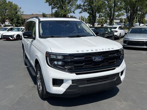 Used 2025 Ford Expedition Active AWD/4WD image 4