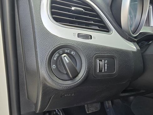 Used 2020 Dodge Journey SE FWD image 19