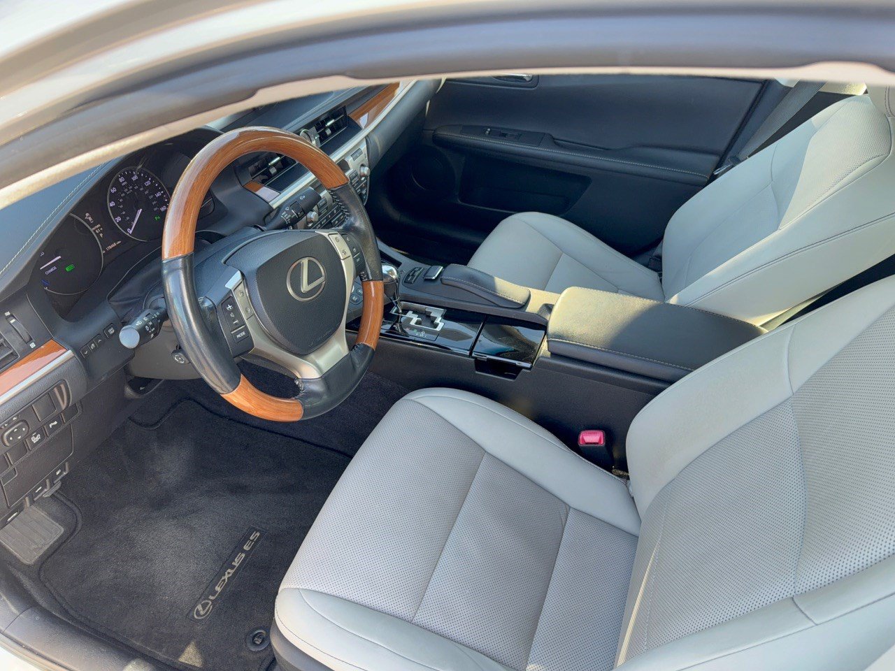Used 2014 Lexus ES 300h w/ Premium Package w/Bamboo Trim FWD image 5