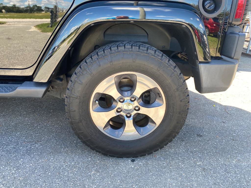 Used 2012 Jeep Wrangler Unlimited Sahara w/ Connectivity Group AWD/4WD image 11