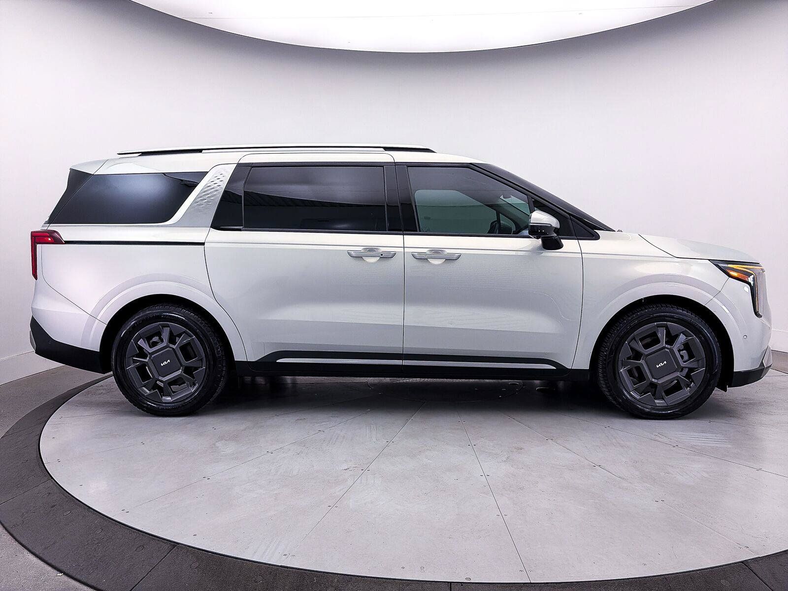 Used 2025 Kia Carnival SX FWD image 41