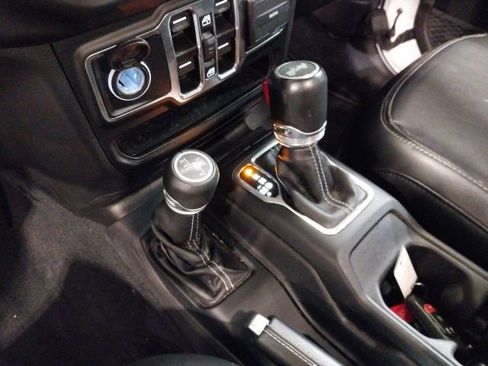 Used 2022 Jeep Wrangler Unlimited Sahara w/ Cold Weather Group image 18