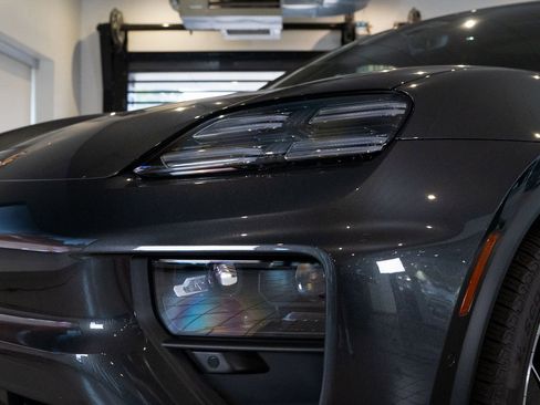 Used 2025 Porsche Macan Electric image 13