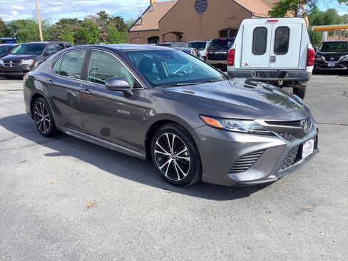 Used 2020 Toyota Camry SE w/ Carpet Mat Package FWD image 6