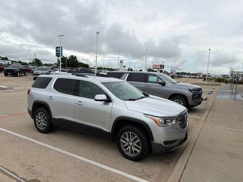 Used 2017 GMC Acadia SLE FWD image 1