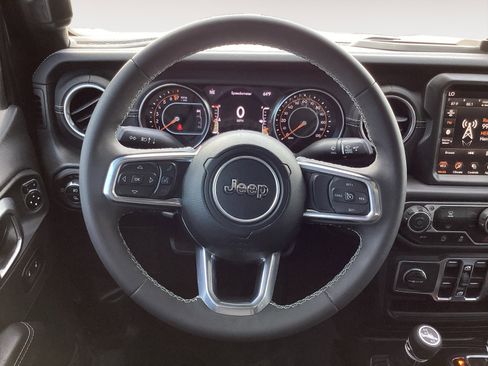 Used 2023 Jeep Gladiator Overland w/ LED Lighting Group image 15