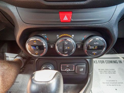 Used 2016 Jeep Renegade Trailhawk AWD/4WD image 27