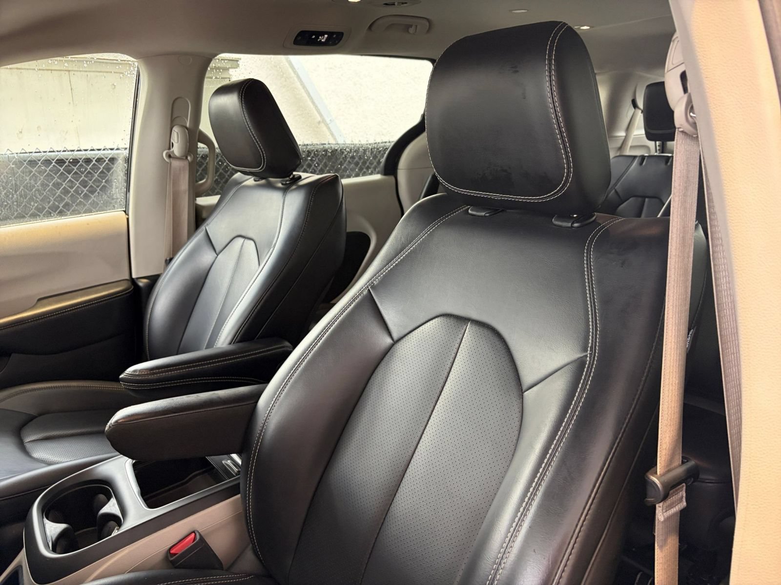 Used 2023 Chrysler Pacifica Touring-L FWD image 37