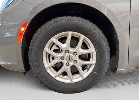 Used 2023 Chrysler Pacifica Touring-L image 50