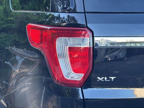 Used 2018 Ford Explorer XLT FWD image 23