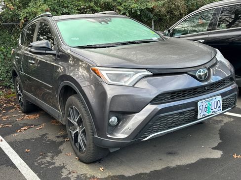 Used 2018 Toyota RAV4 SE image 2