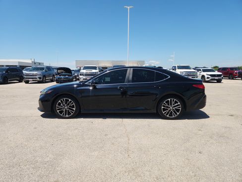 Used 2025 Toyota Camry XLE w/ Premium Plus Package FWD image 4