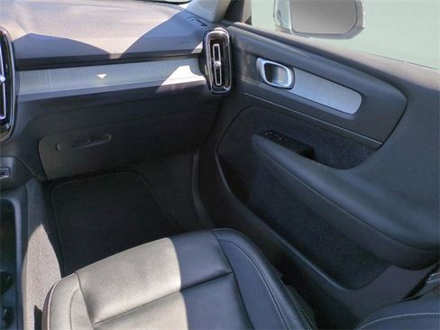 Certified 2025 Volvo XC40 B5 Core image 13