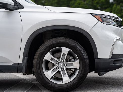 Used 2025 Honda Pilot EX-L image 9