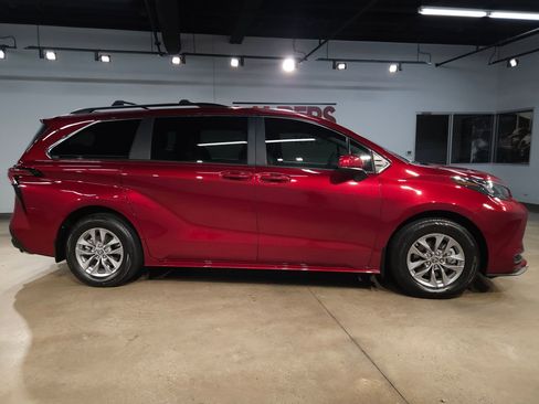 Used 2024 Toyota Sienna LE image 8