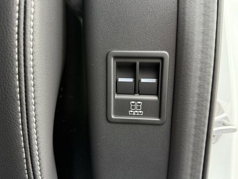 Certified 2025 Land Rover Discovery Dynamic SE image 35