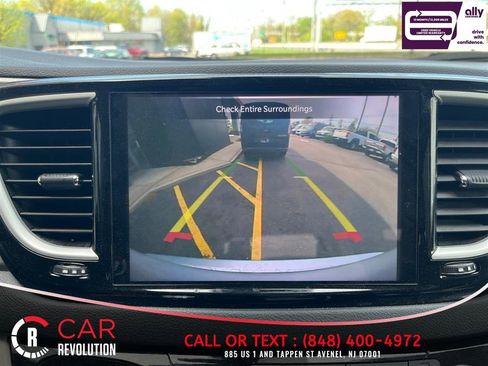 Used 2024 Chrysler Pacifica Touring-L FWD image 21