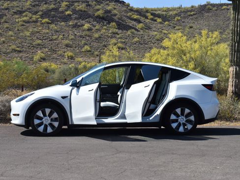 Used 2021 Tesla Model Y Long Range AWD/4WD image 7