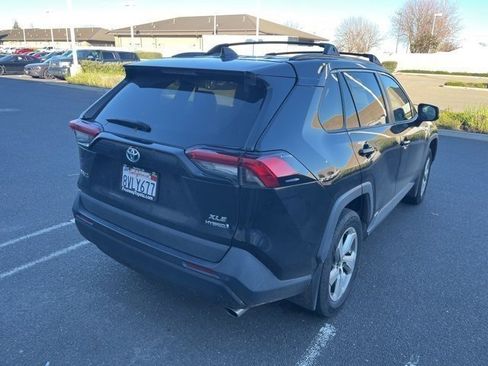 Used 2021 Toyota RAV4 XLE Premium image 5