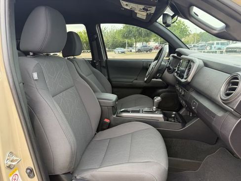 Used 2019 Toyota Tacoma TRD Off-Road w/ Technology Package AWD/4WD image 28