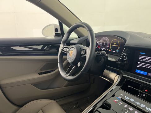 Certified 2025 Porsche Panamera image 12