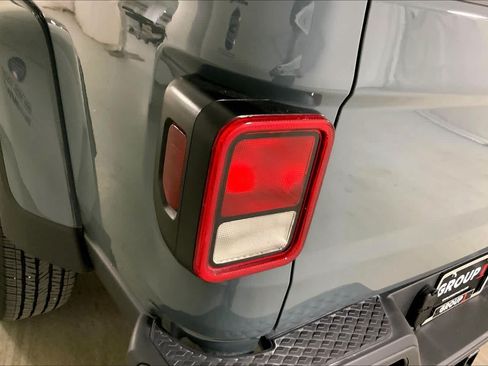 Used 2025 Jeep Gladiator Sport w/ Premium Package AWD/4WD image 55