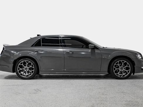 Used 2017 Chrysler 300 S w/ S Model Appearance Package RWD image 5