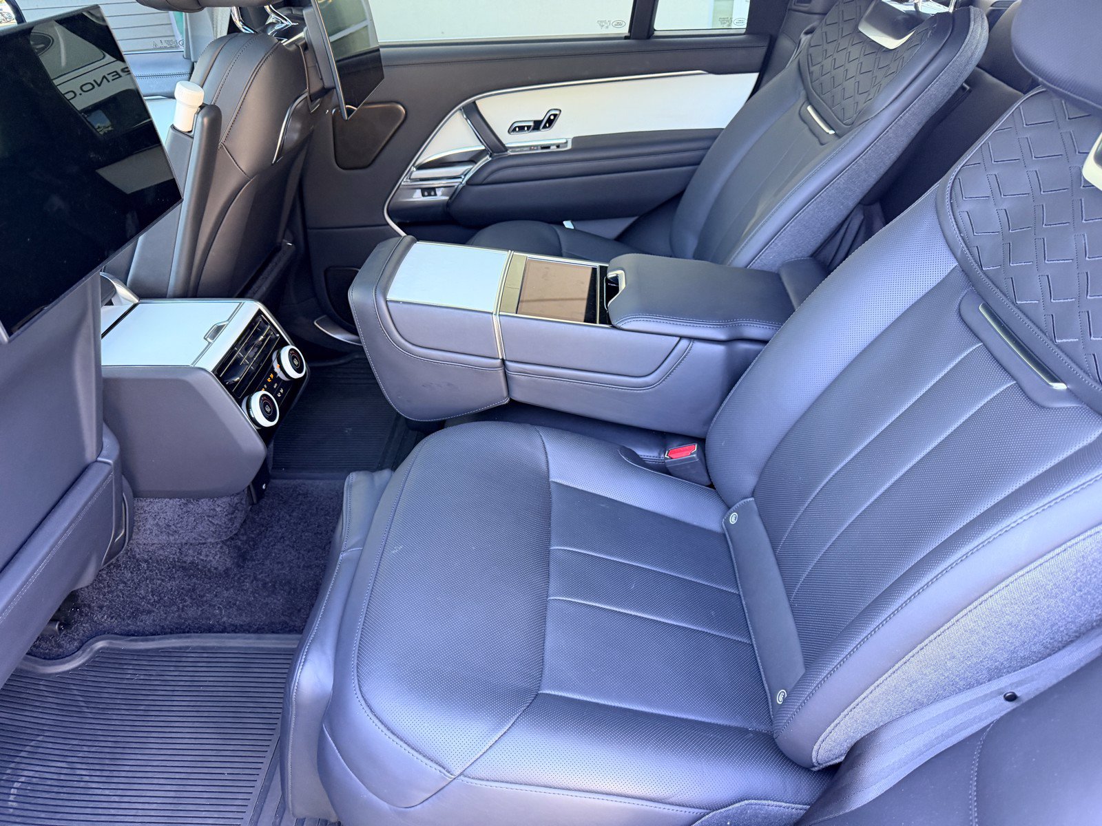 Used 2024 Land Rover Range Rover SV AWD/4WD image 22