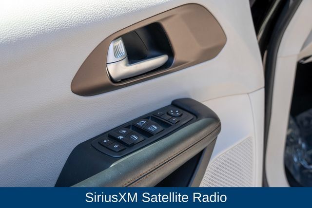 Used 2017 Chrysler Pacifica Touring FWD image 13