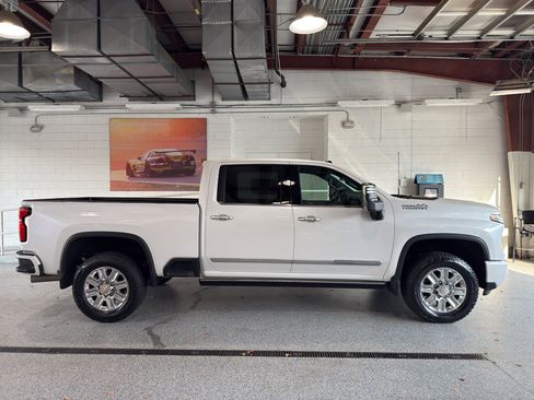 Used 2024 Chevrolet Silverado 2500 High Country w/ Technology Package image 11