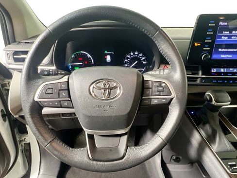 Used 2024 Toyota Sienna XLE FWD image 17