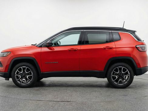 Used 2025 Jeep Compass Trailhawk image 5