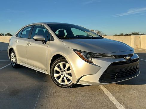 Used 2025 Toyota Corolla LE image 5
