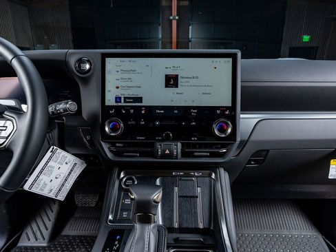 Used 2025 Lexus GX 550 image 24