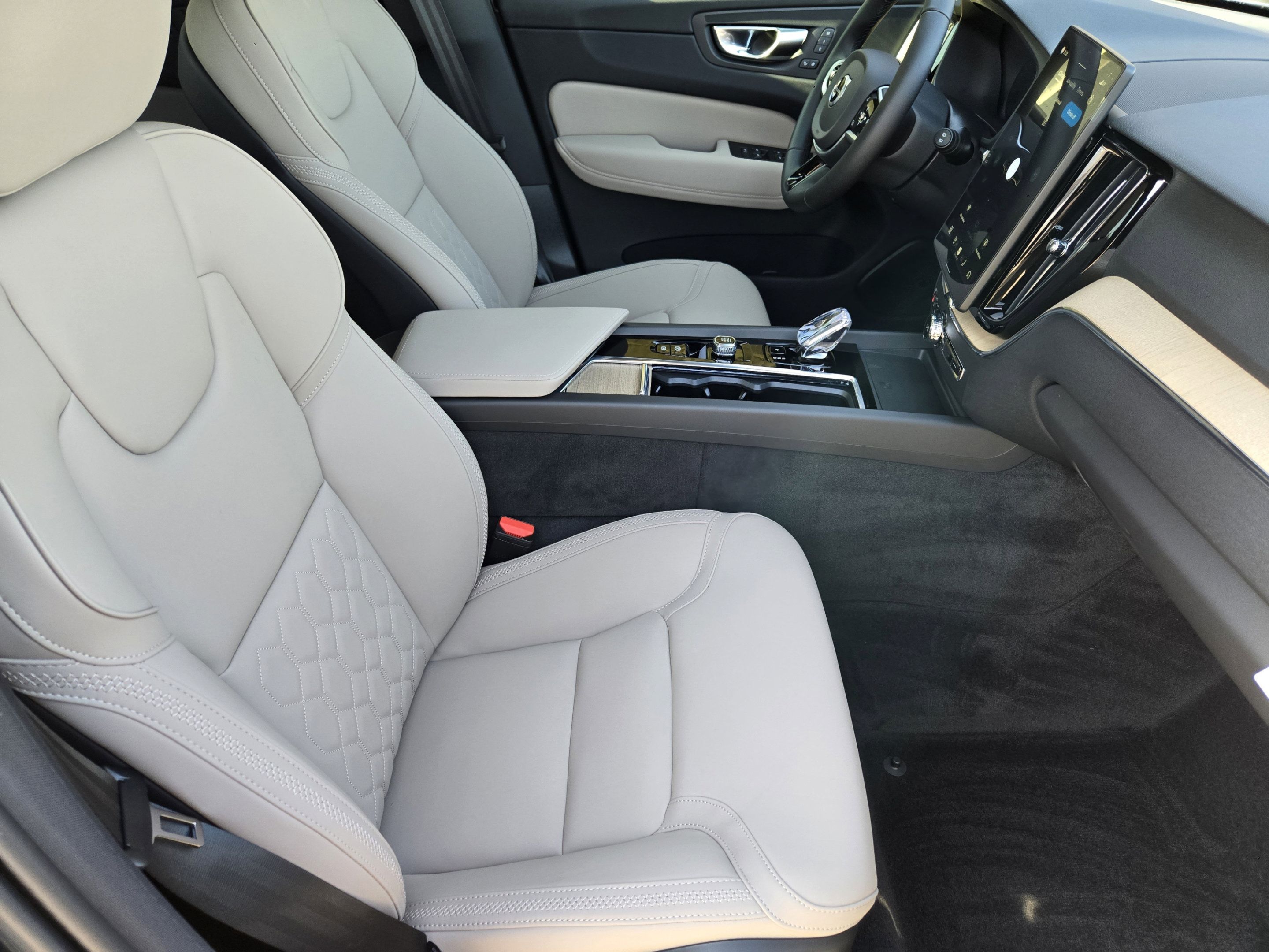 Used 2026 Volvo XC60 T8 Plus w/ Protection Package Premier AWD/4WD image 14